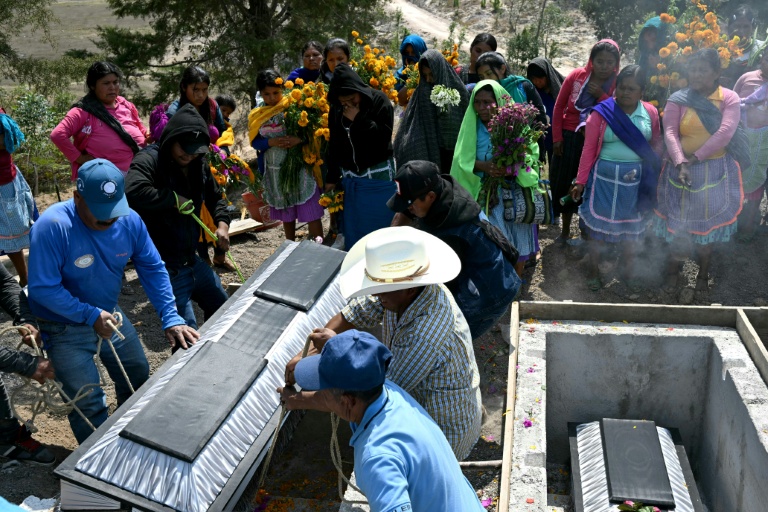 Des proches portent un cercueil lors des funérailles de membres d'un groupe d'autodéfense indigène après une attaque présumée de membres du cartel de la drogue Los Ardillos à Alcozacan, dans l'Etat de Guerrero au Mexique, le 20 mai 2026