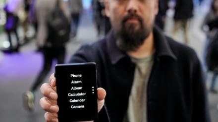 Le directeur général de l'entreprise Light Phone, Kaiwei Tang, présente un Light Phone III au Salon du mobile à Barcelone le 3 mars 2026, en Espagne