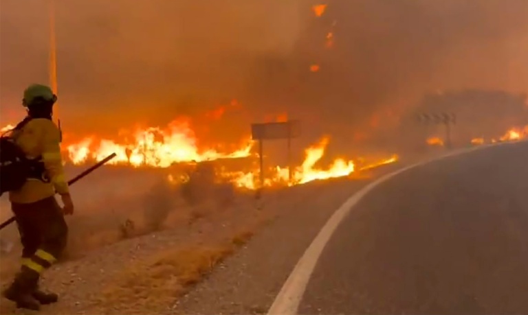 Image tirée d'une vidéo fournie par Infoca (le service de lutte contre les incendies de forêt d'Andalousie) le 9 juillet 2026 montrant des pompiers lsur le site d'un incendie près de Bedar, dans le district de Los Gallardos, dans la province d'Almería, le 10 juillet 2026 en Espagne