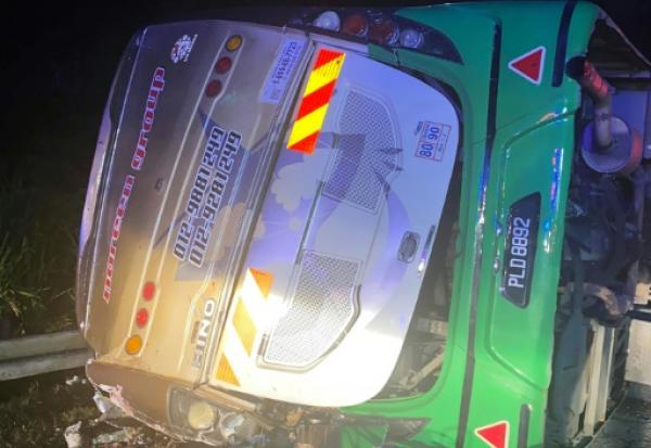 Photo prise et diffusée par le service d'incendie et de secours de Perak, le 9 juin 2025, montrant un minivan après sa collision avec un autobus à Gerik-Jeli, dans l'État de Perak, en Malaisie