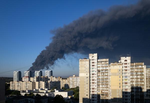 Un épais nuage de fumée s'élève après une attaque de drone russe, le 29 août 2026 à Kiev