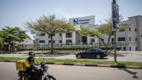 Un véhicule passe devant l'hôpital Nizamiye à Abuja, le 21 octobre 2026, à la suite de la confirmation d'un cas de virus Ebola. 