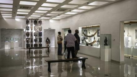 Des visiteurs admirent des objets exposés au Musée national de Lagos, le 23 avril 2026.