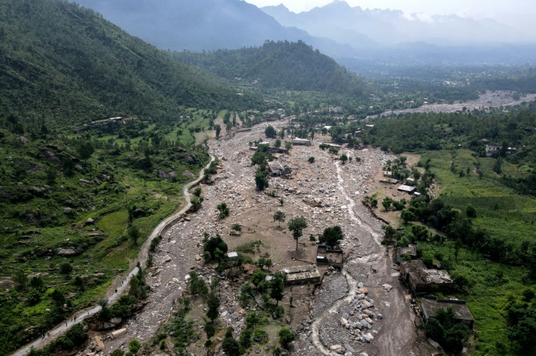 Vue aérienne montre de maisons partiellement submergées par la boue à la suite d'inondations soudaines dans le district de Buner, dans la province montagneuse de Khyber Pakhtunkhwa, le 17 août 2025 au Pakistan