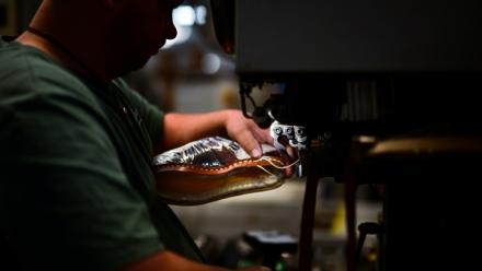 Un ouvrier coud une chaussure, dans l'usine Paraboot de Saint-Jean-de-Moirans, en Isère, le 27 mai 2025