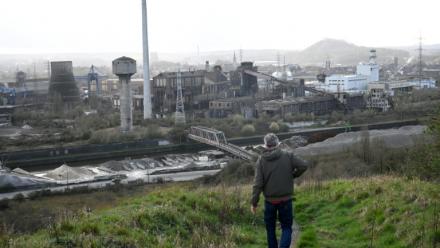 Un visiteur descend un terril près d'aciéries abandonnées à Charleroi, dans le sud de la Belgique, le 11 mars 2026