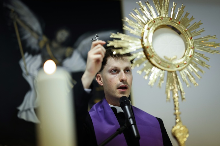 Le prêtre Francisco Marques lors d'une 