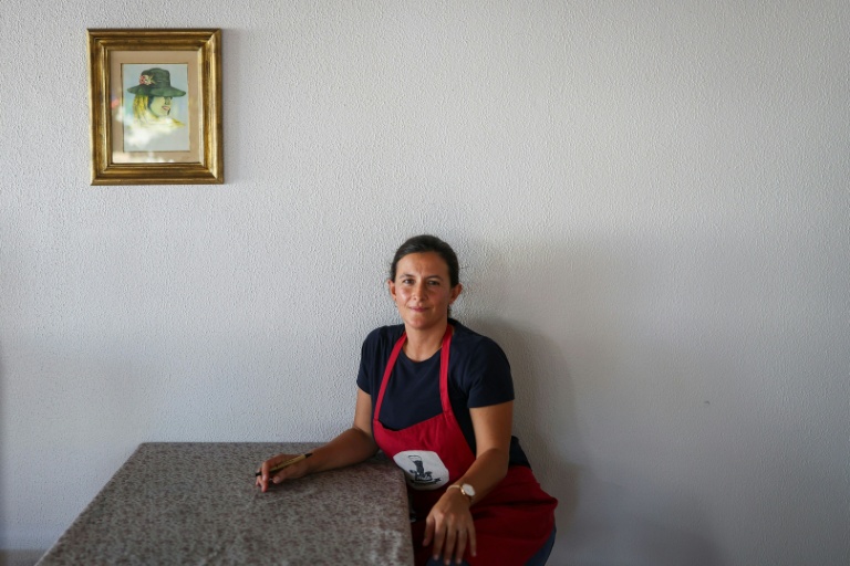 L'ancienne ingénieure Belinda Sobral,qui a repris la taverne de ses grands-parents, le 11 septembre 2025 à Grandola, au Portugal 