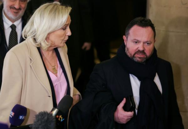 La présidente du Rassemblement national, Marine Le Pen, quitte la salle d’audience à l'issue de la première journée de son procès en appel à Paris