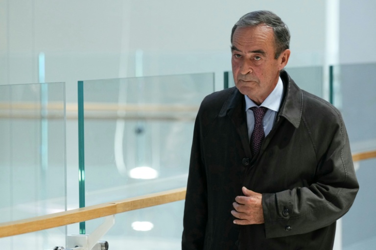 L'ex-PDG du groupe Lafarge, Bruno Lafont, arrive au tribunal de Paris, le 4 novembre 2025