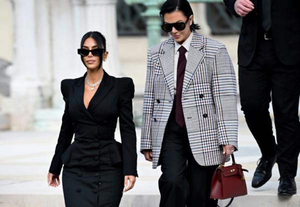 L'influenceuse américaine Kim Kardashian (c), accompagnée de sa mère Kris Jenner (d), quitte la cour d'assises de Paris, le 13 mai 2025, après avoir témoigné dans le procès du braquage dont elle a été victime en 2016