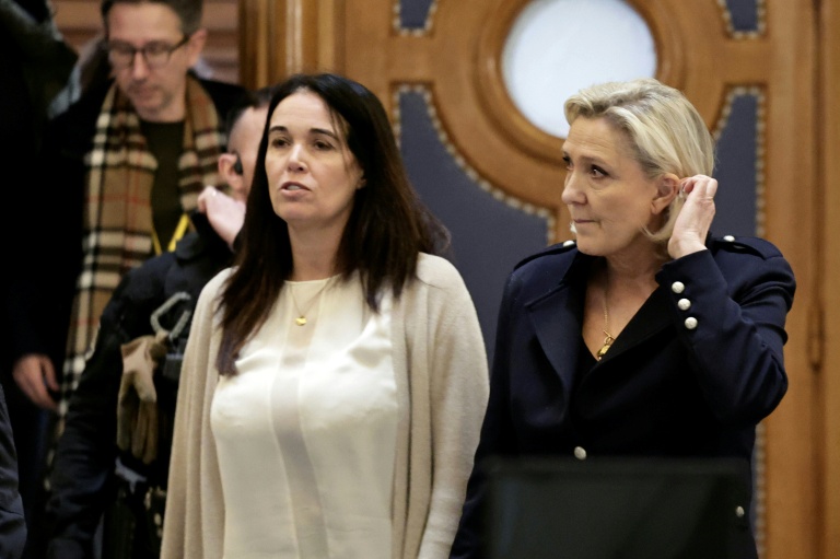 La présidente du groupe RN à l'Assemblée nationale Marine Le Pen, à droite et à sa gauche Catherine Griset, le 21 janvier 2026 au palais de justice de Paris
