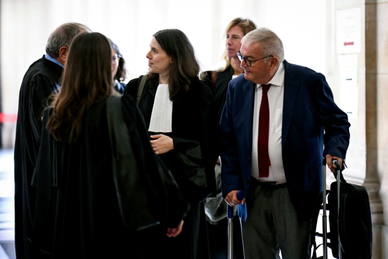 L'ancien garde des Sceaux Michel Mercier (d) arrive au palais de justice de Paris pour le procès en appel du MoDem sur le détournement de fonds du Parlement européen, le 9 septembre 2026