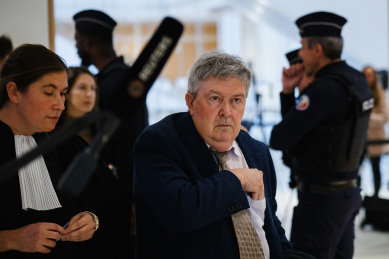 Bruno Pescheux, ancien directeur de la filiale syrienne de Lafarge de 2008 à l'été 2014, arrive au tribunal de Paris, le 4 novembre 2025