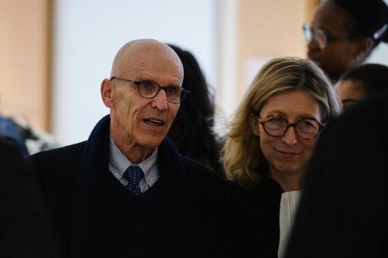 Christian Herrault (g), ancien directeur général adjoint de Lafarge, arrive au tribunal de Paris, le 4 novembre 2025