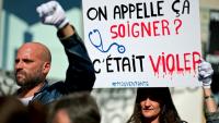Manifestation de victimes de Joël Le Scouarnec devant le tribunal de Vannes (Morbihan), le 19 mai 2025