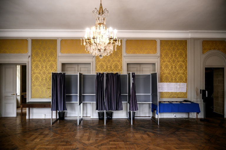 Des isoloirs aux Puy-en-Velay, en Haute-Loire, le 27 juin 2021