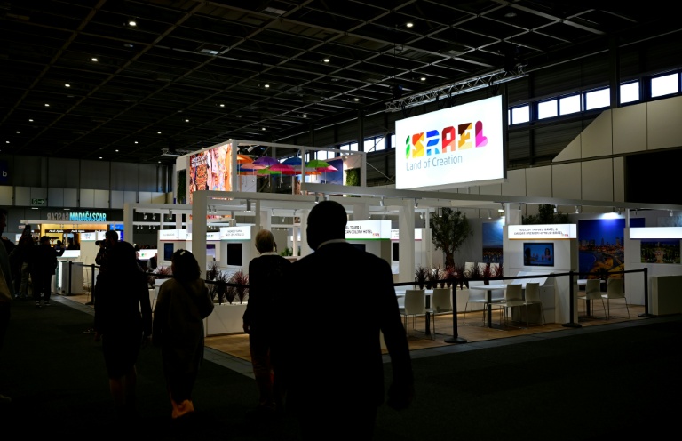 Des visiteurs près du stand d'Israël fermé 