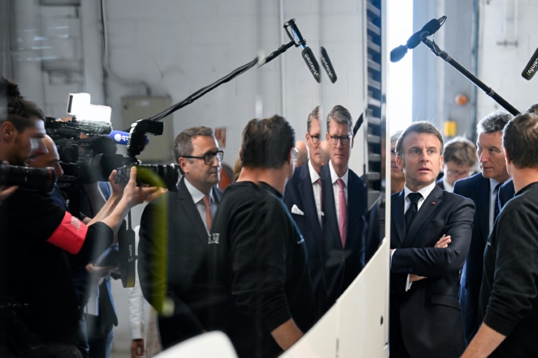 Emmanuel Macron entouré de journalistes lors d'un déplacement à Ligny-en-Barrois (Meuse), le 19 mai 2025