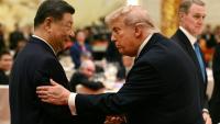 Le président chinois Xi Jinping (g) et le président américain Donald Trump lors d'un banquet d'État au Palais de l'Assemblée du Peuple à Pékin, le 14 mai 2026