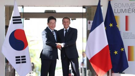 Le président Emmanuel Macron accueille son homologe sud-coréen Lee Jae Myung au "Sommet Lumière" sur l'avenir du cinéma à Saint-Paul-de-Vence, dans les Alpes-Maritimes, le 7 septembre 2026