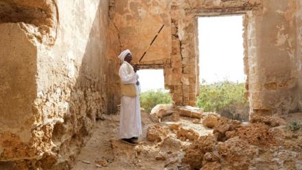 Un homme se tient debout dans une ruine à Suakin, au Soudan, le 22 janvier 2026 