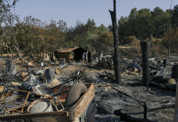 Une ferme détruite après le passage de l'incendie dans l'Aude, à Fontjoncouse, le 9 août 2025