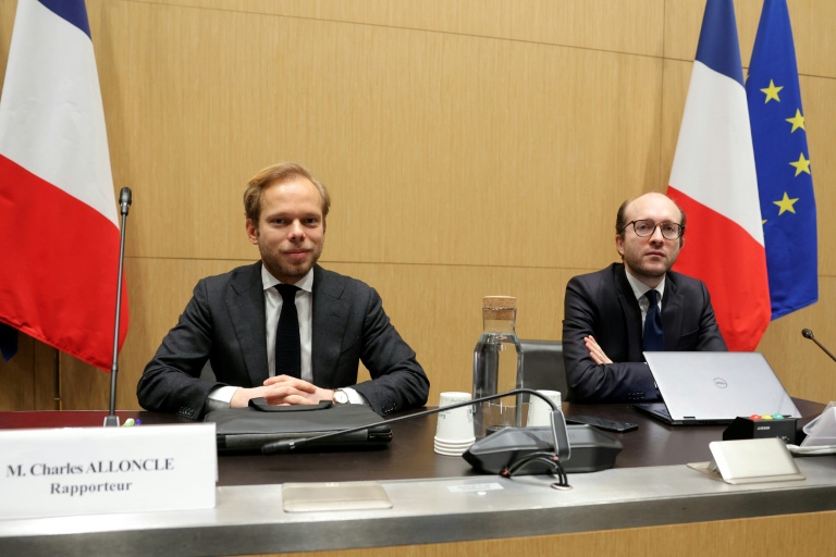 Le député UDR Charles Alloncle (g) et le président de la commission d'enquête parlementaire sur l'audiovisuel public, Jérémie Patrier-Leitus (Horizons), à l'Assemblée nationale, le 2 février 2026 à Paris