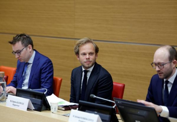 Charles Alloncle (UDR, c), rapporteur de la commission d'enquête parlementaire sur l'audiovisuel public, et Jérémie Patrier-Leitus (Horizons, d), à l'Assemblée nationale à Paris le 8 avril 2026