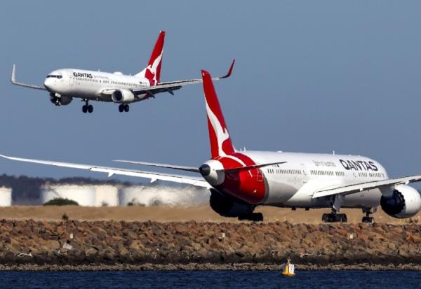 Deux avions de la compagnie aérienne australienne Qantas, le 4 septembre 2024 à Sydney