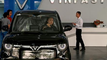 Une femme au volant d'une voiture chez le concessionnaire de voitures électriques Vinfast à Hanoï, le 11 avril 2026 au Vietnam