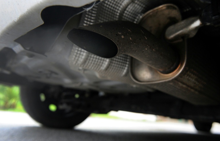 La Commission européenne devrait assouplir mardi l'interdiction des voitures neuves à moteur essence ou diesel en 2035