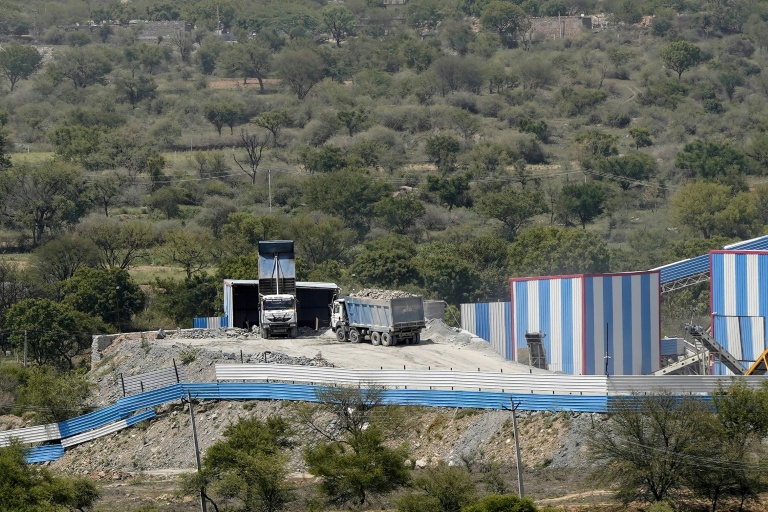 Des camions remplis de pierres de carrière sur un site de concassage, le 19 mai 2026 près du village indien de Avinashi, dans l'Etat du Rajasthan 