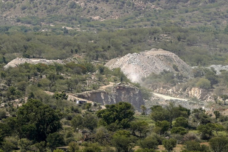 Vue d'une carrière de pierre, le 19 mai 2026 près du village indien de Avinashi, dans l'Etat du Rajasthan 