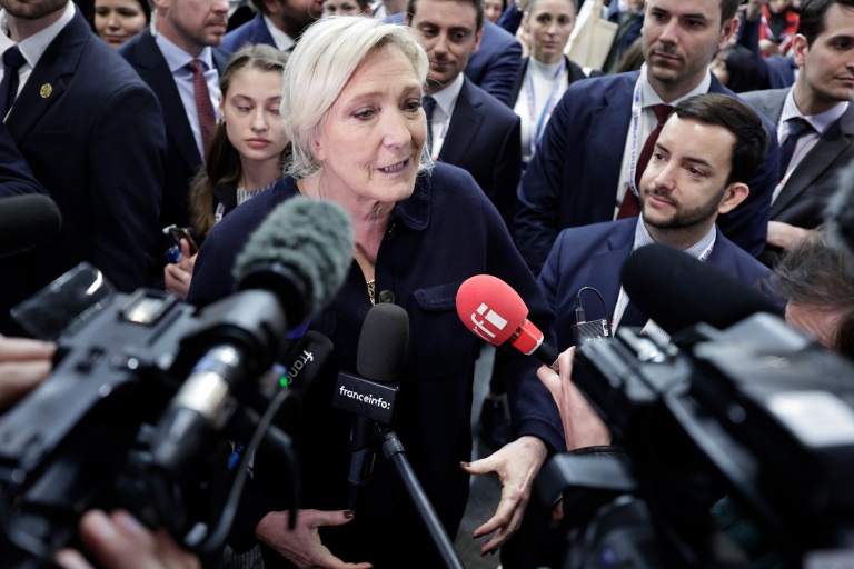 La président du groupe RN à l'Assemblée nationale et candidate à la présidentielle Marine Le Pen (c) et le député RN Jean-Philippe Tanguy (d) lors d'un point presse au parc des expositions de Villepinte,  en Seine-Saint-Denis, le 1er avril 2026