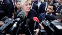 La président du groupe RN à l'Assemblée nationale et candidate à la présidentielle Marine Le Pen (c) et le député RN Jean-Philippe Tanguy (d) lors d'un point presse au parc des expositions de Villepinte,  en Seine-Saint-Denis, le 1er avril 2026