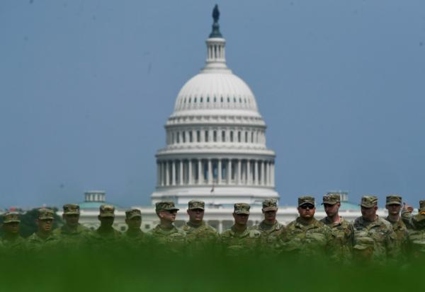Des soldats américains sur le National Mall à la veille de la parade militaire organisée à Washington samedi, le 13 juin 2025 