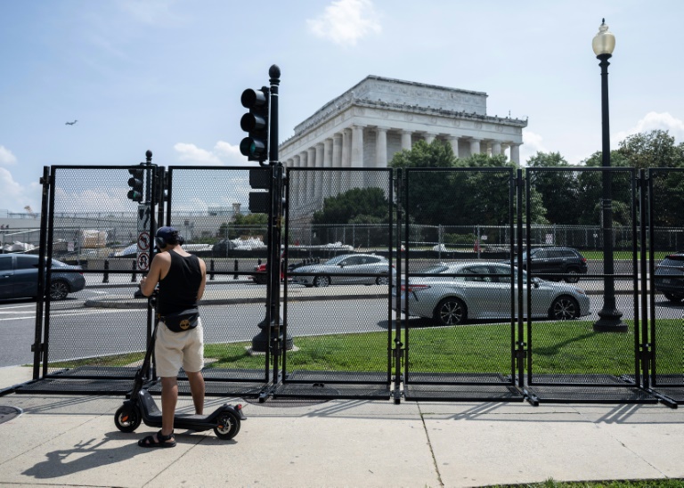 Des clôtures de sécurité installées aux abords du Lincoln Memorial avant la parade militaire organisée samedi à Washington, le 9 juin 2025