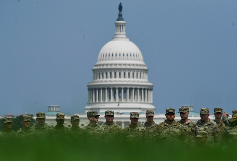 Des soldats américains sur le National Mall à la veille de la parade militaire organisée à Washington samedi, le 13 juin 2025