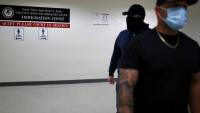 Des officiers en civil de la police fédérale de l'immigration (ICE) attendent dans un couloir d'un tribunal fédéral de l'immigration à New York le 6 juin 2025.
