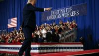 Le président Donald Trump à Suffern (banlieue de New York) le 22 mai 2026, devant une affiche proclamant "Se battre pour les travailleurs américains"