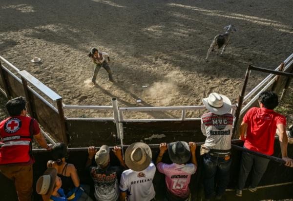 Une participante à une compétition de rodéo organisée dans la province philippine de Masbate, le 13 avril 2026