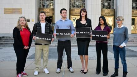 Des soutiens de "KGM", la plaignante dans le procès des réseaux sociaux, posent devant le tribunal de Los Angeles le 25 février 2026
