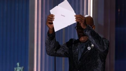 Samuel L. Jackson annonçant que "Sinners" remporte le prix du meilleur ensemble d'acteurs lors de la 32e cérémonie annuelle des Actor Awards, à Los Angeles, le 1er mars 2026