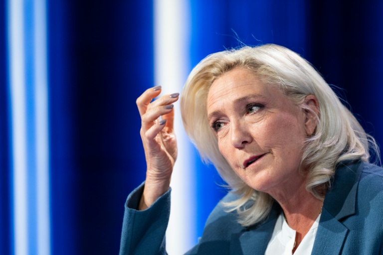 Marine Le Pen, présidente du groupe parlementaire du Rassemblement national (RN), sur le plateau de la chaîne LCI pour l'émission politique 
