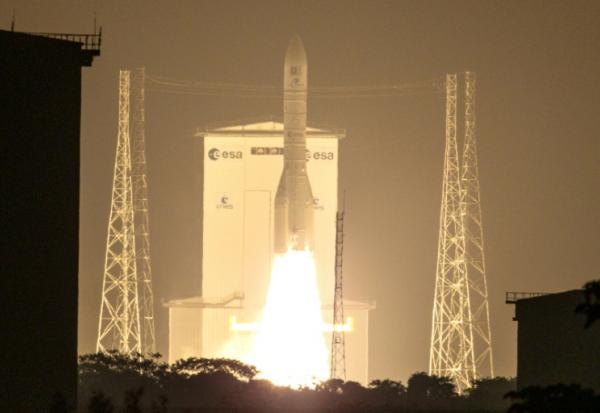 Décollage de la fusée européenne Ariane 6 pour le projet européen Galileo depuis le Centre spatial de Kourou, en Guyane française, le 17 décembre 2025