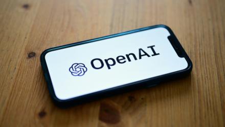 OpenAI a lancé jeudi GPT-6 Astra, son premier modèle d'intelligence artificielle (IA) capable de pirater seul des systèmes informatiques très protégés, désormais diffusé au public avec des mécanismes de surveillance automatique qui doivent faire leurs preuves