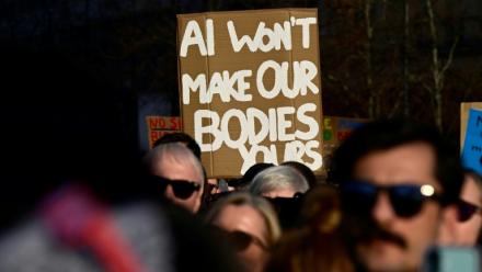 Manifestants à Berlin contre les deepfakes sexualisés