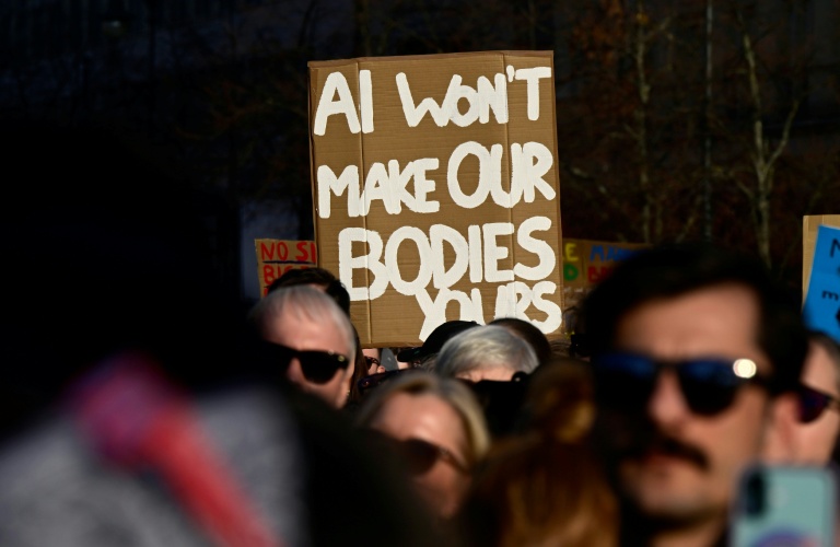 Manifestants à Berlin contre les deepfakes sexualisés le 22 mars 2026