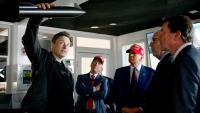 Elon Musk (g) et le président élu américain Donald Trump (3e g) dans une salle de contrôle avant le lancement d'un vol d'essai de la fusée Starship de SpaceX, le 19 novembre 2024 à Brownsville, au Texas